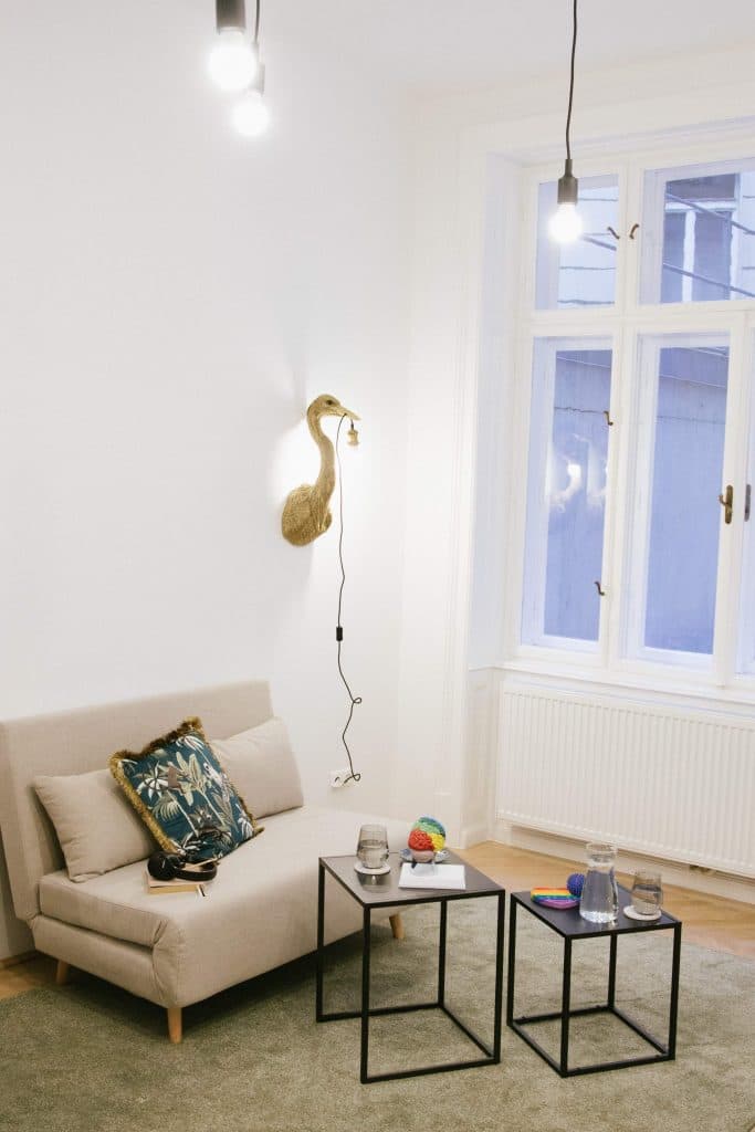Bank mit Reiher-Lampe